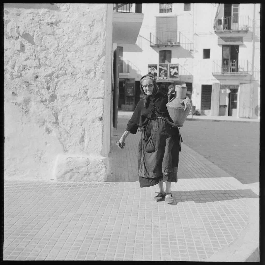 Photo papier argentique Espagne grand mère 1960 format 40x40cm