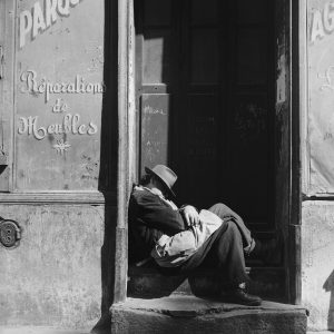 Photo sur papier  argentique HOMME QUI DORT PARIS 1960 format 40x40cm
