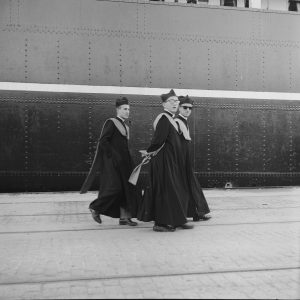 Photo papier  argentique Espagne pretres  1960 format 40x40cm