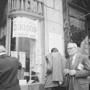 Photo papier  argentique Espagne scene de rue  1960 format 40x40cm