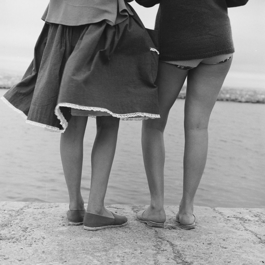 Photo papier argentique plage jambes 1960 format 40x40cm