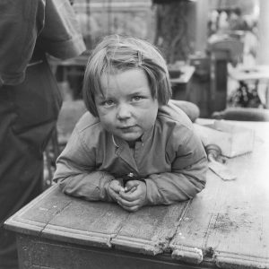 Photo sur papier  argentique ENFANT BROCANTEUR PARIS 1960 format 40x40cm