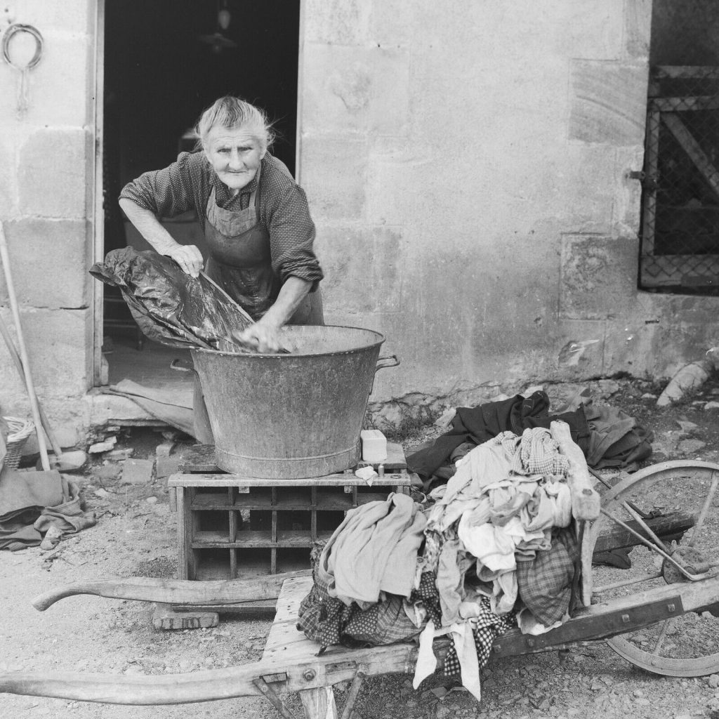 Photo papier  argentique Espagne PAYSAN lavandiere 1960 format 40x40cm
