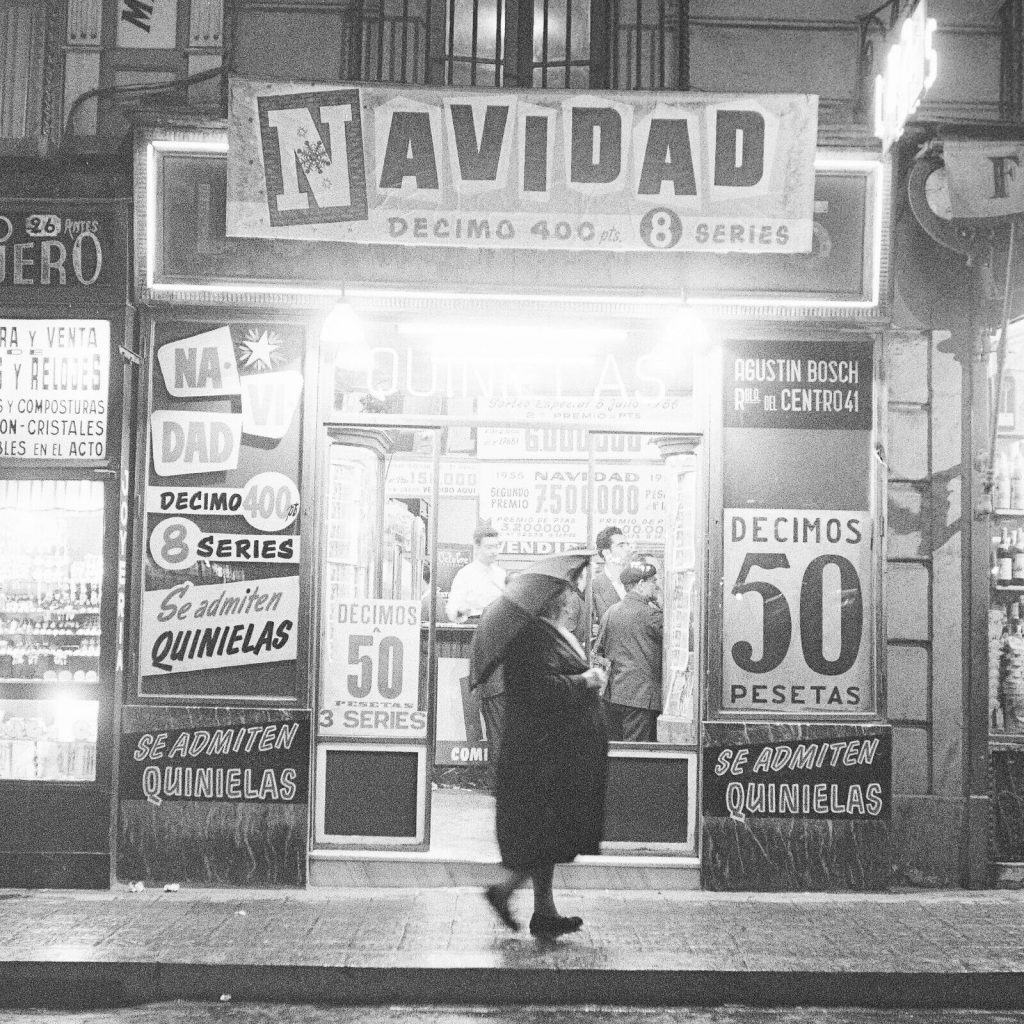 Photo papier argentique Espagne Boutique de nuit 1960 format 40x40cm