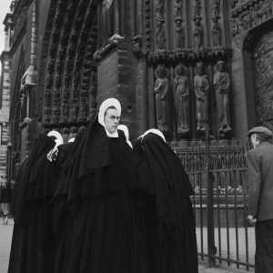 Photo sur papier  argentique bonne sœur PARIS 1960 format 40x40cm