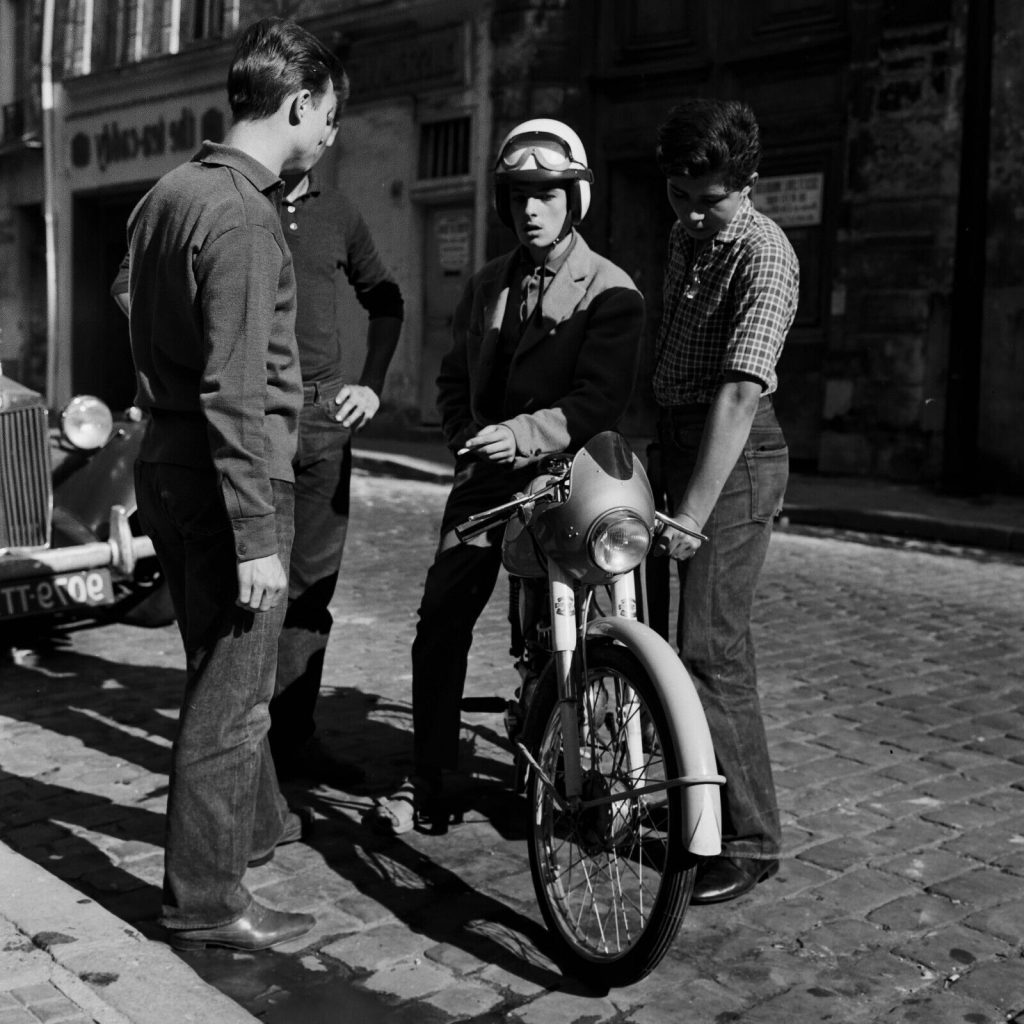 Photo papier argentique Espagne adolescent et mobylette 1960 format 40x40cm