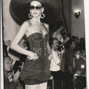 TIRAGE PHOTO	Argentique Christian Lacroix 1989 Robert Cohen AGIP	Défilé de mode