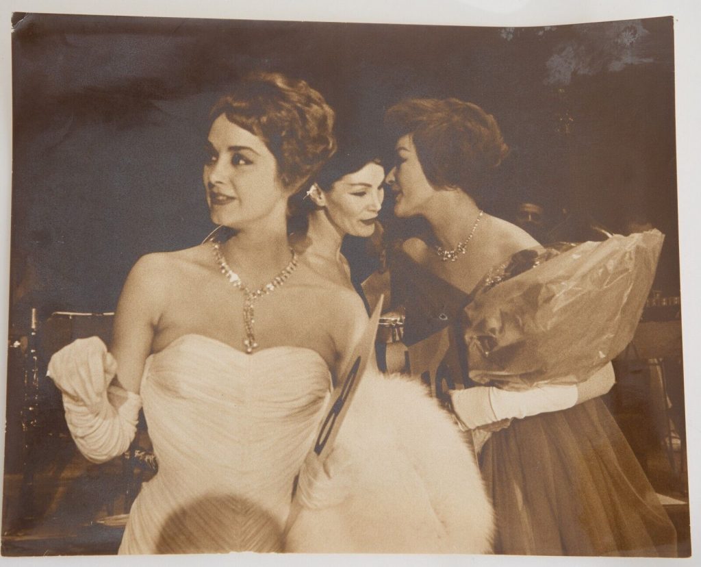 TIRAGE PHOTO argentique 1960' Soirée jet-set femme mode 20x25cm bon état