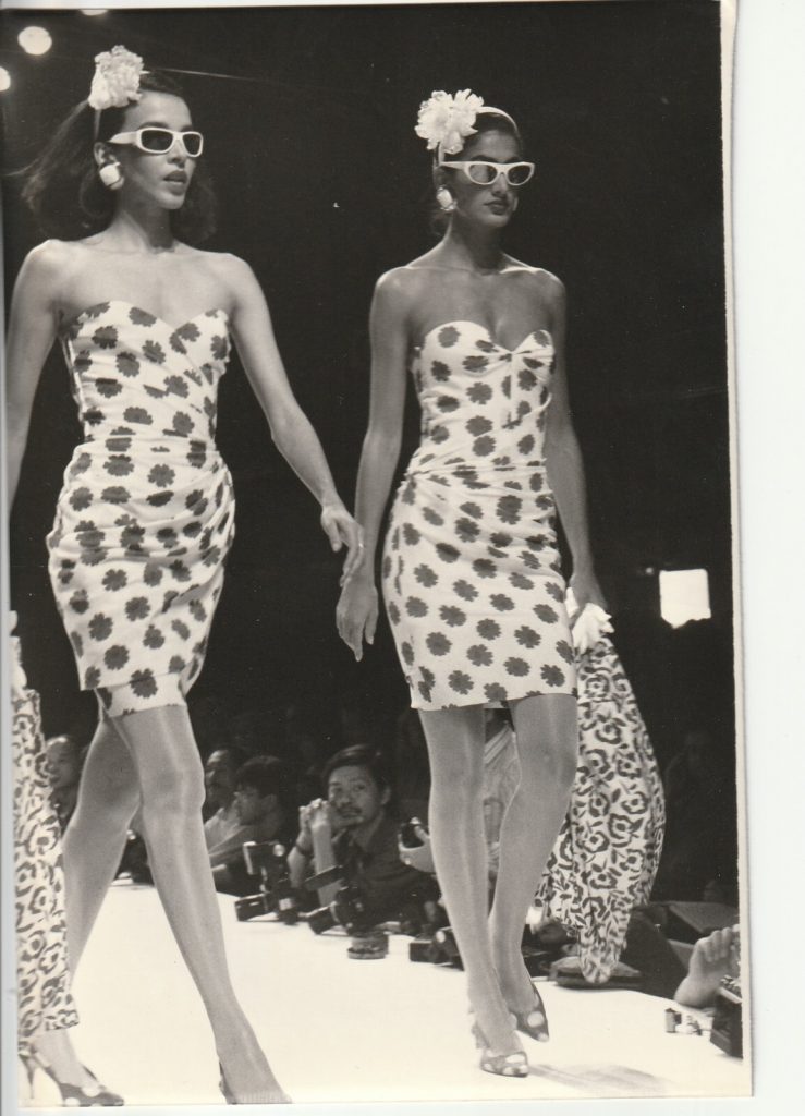 TIRAGE PHOTO Argentique Ungaro 1989 Robert Cohen AGIP Défilé de mode 1990 12X18
