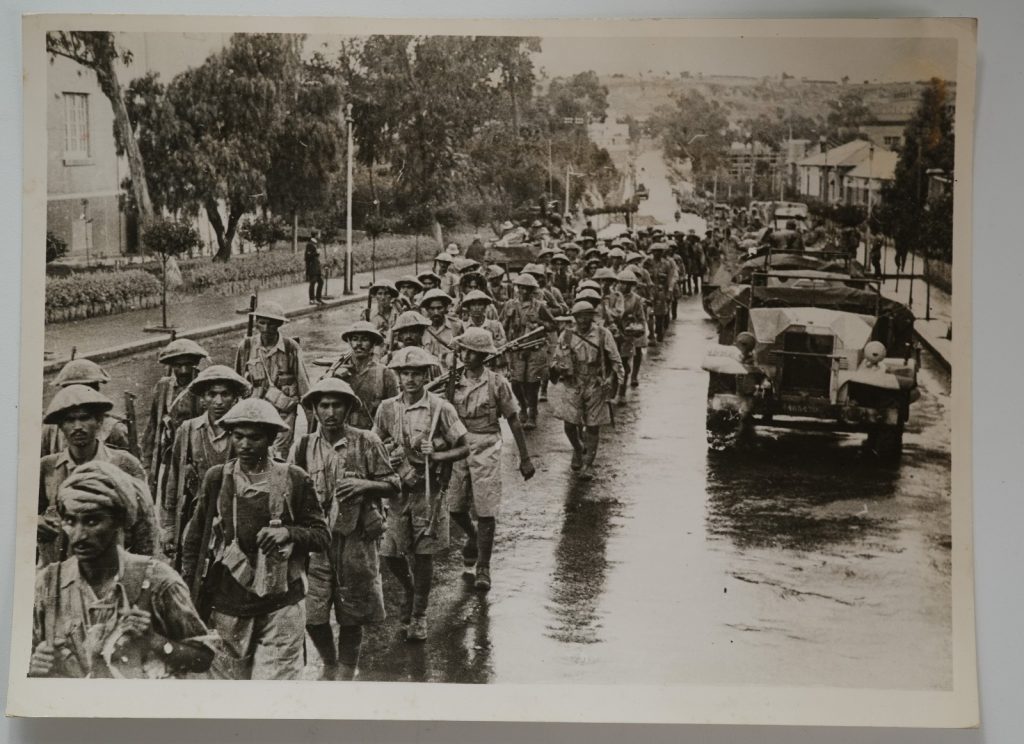 PHOTO Argentique victoire Anglaise D' Asmara SOLDAT INDIEN 15x20cm 1940