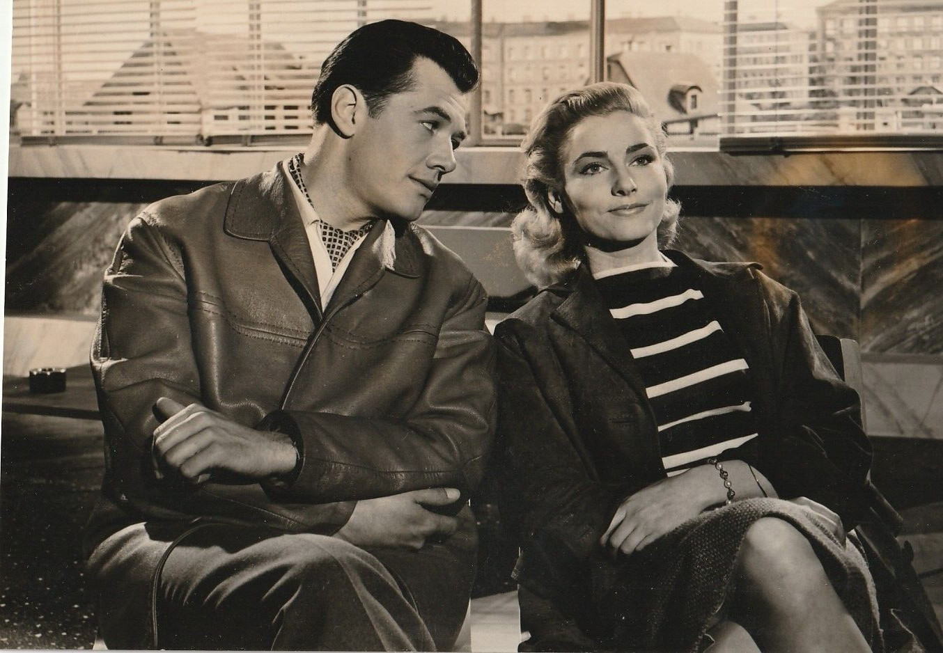 PHOTO DE PRESSE Elga Anderson et Gerhard Riedmann scene de film 12X17cm 1960'