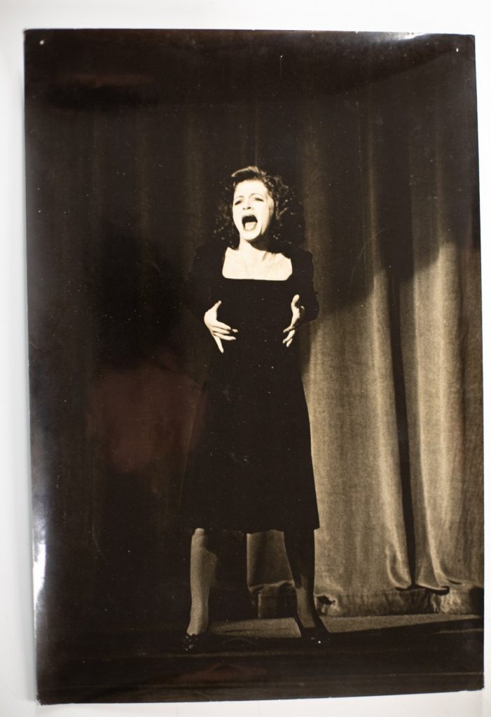 TIRAGE PHOTO DE PRESSE TAMPON AGENCE Sygma 1970 film "La môme Piaf" 20X30cm