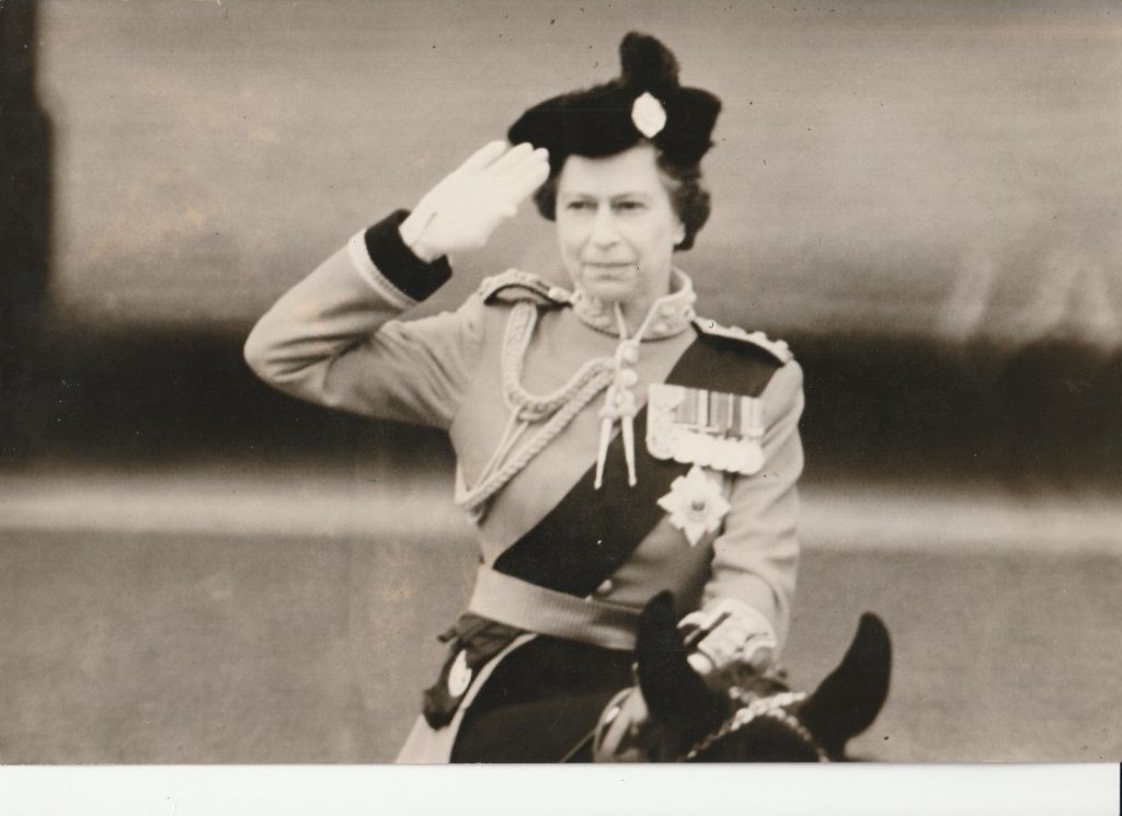 TIRAGE PHOTO DE PRESSE ARGENTIQUE 1977 ELIZABETH II REINE D'ANGLETERRE 21X30cm