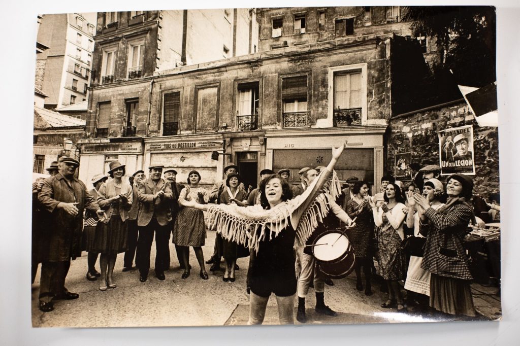 TIRAGE PHOTO DE PRESSE TAMPON AGENCE Sygma 1970 film "La môme Piaf" 20X30cm