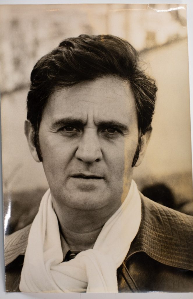 TIRAGE PHOTO DE PRESSE TAMPON AGENCE GAMMA 1970 Roger Hanin 20X30cm