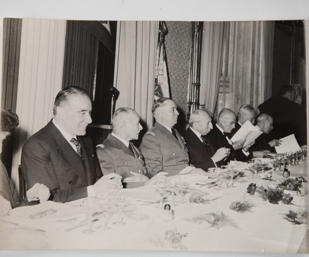 PHOTO de presse tampon studio de Paris 1950 Maréchal Juin Léon Bérard 18x23cm