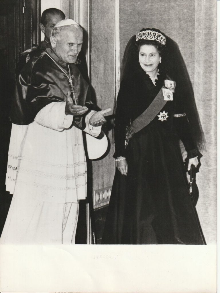 TIRAGE PHOTO DE PRESSE ARGENTIQUE 1970 ELIZABETH II REINE D'ANGLETERRE 18X24cm