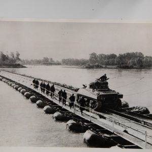 TIRAGE PHOTO	DE PRESSE	MILITARIA 1945 18X24cm PONT FLOTTANT CHAR SHERMAN