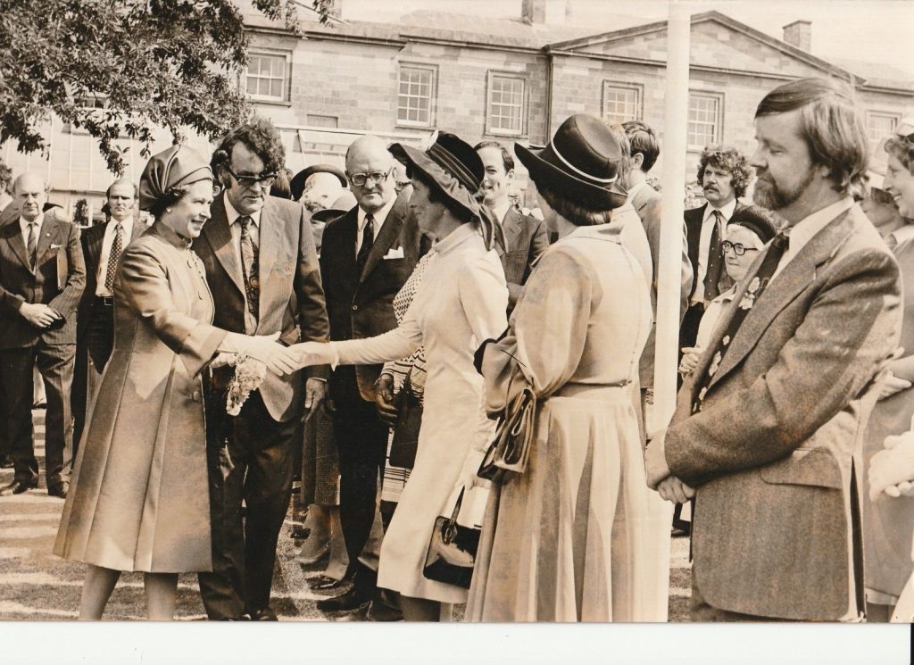BELFAST PHOTO DE PRESSE ARGENTIQUE 1977 ELIZABETH II REINE D'ANGLETERRE 21X30cm
