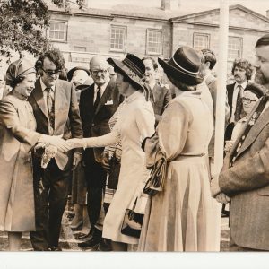 BELFAST PHOTO DE PRESSE ARGENTIQUE 1977 ELIZABETH II REINE D'ANGLETERRE 21X30cm
