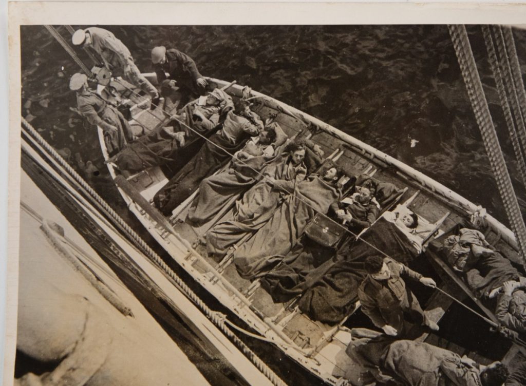 PHOTO argentique de presse 1940 militaria 15X20CM Tobruk Blessés