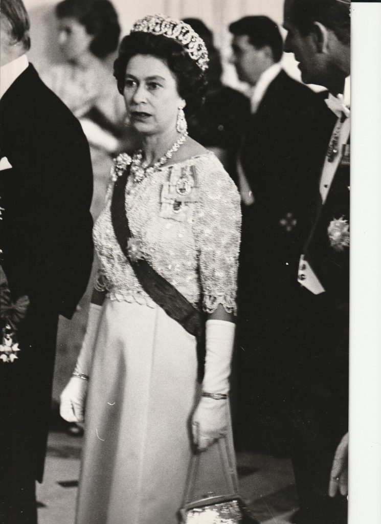 TIRAGE PHOTO DE PRESSE ARGENTIQUE 1960 ELIZABETH II REINE D'ANGLETERRE 21X30cm