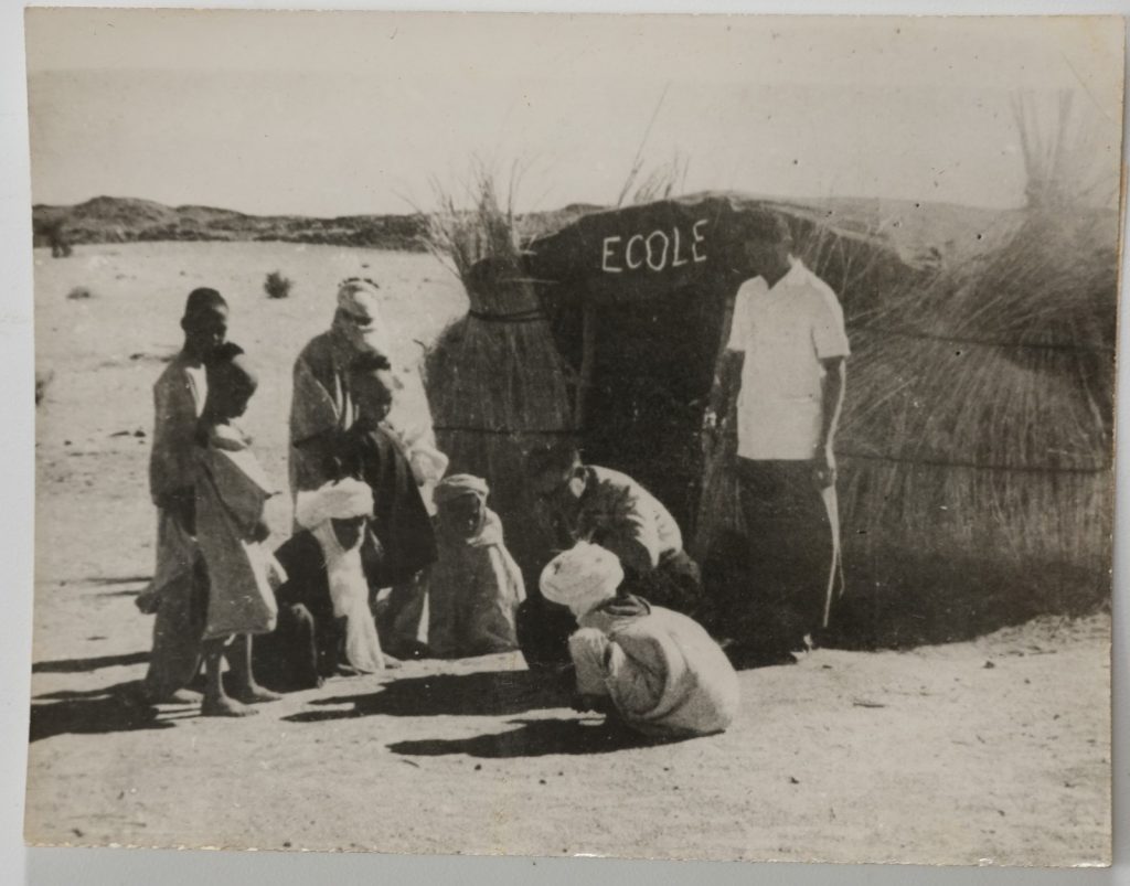 TIRAGE Argentique Algérie TOUAREG dans le désert devant une école SNAP SHOT 1940