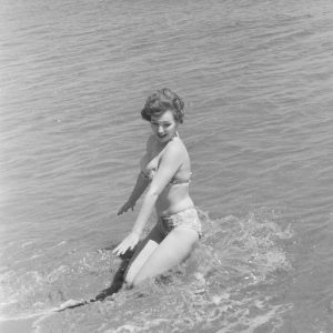 Tirage photo argentique FEMME SUR LA PLAGE 20X30cm PIN UP 1950