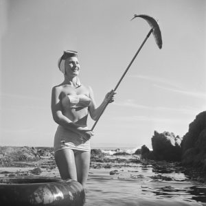 Tirage photo argentique FEMME PECHE A LA PLAGE 30X30cm PIN UP 1950