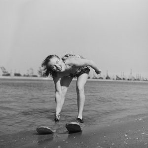 Tirage photo argentique FEMME SUR DES SKI LA PLAGE 30X30cm PIN UP 1950