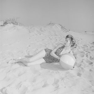 Tirage photo argentique FEMME A LA PLAGE 30X30cm PIN UP 1950