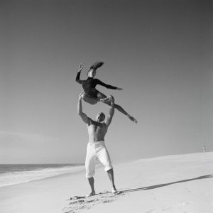 Tirage photo argentique COUPLE DANSE SUR LA PLAGE  30X30cm PIN UP 1950