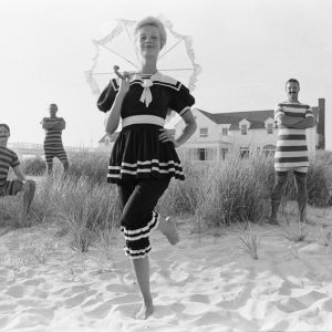 Tirage photo argentique FEMME SUR LA PLAGE 20X30cm PIN UP 1950