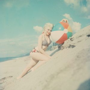 Tirage photo argentique FEMME SUR LA PLAGE  30X30cm PIN UP 1970