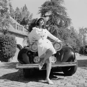 Tirage photo argentique FEMME ET VOITURE 30X30cm PIN UP 1950