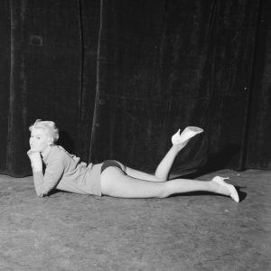 Tirage photo argentique Pin-up  femme 1960 30x30cm ARTISTE DE CABARET