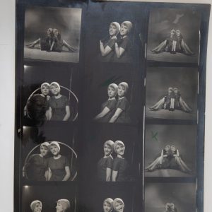 PHOTO Planche contact 1960 PIN-UP ARTISTE DE CABARET SOEURS JUMELLES 20X25CM