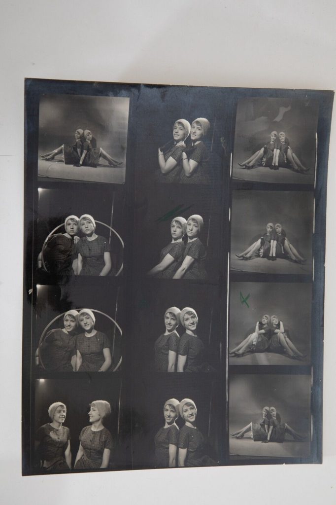 PHOTO Planche contact 1960 PIN-UP ARTISTE DE CABARET SOEURS JUMELLES 20X25CM