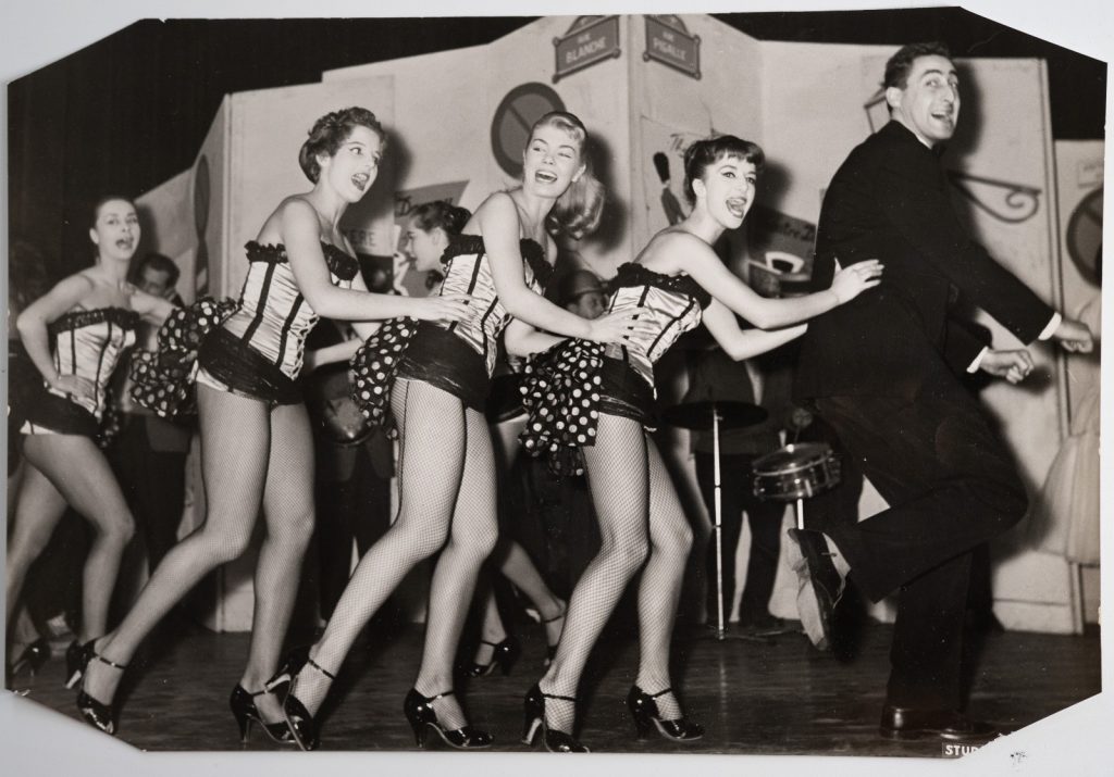 PHOTO Argentique	France	Spectacle de cabaret Paris danseuses	16X24cm	1960