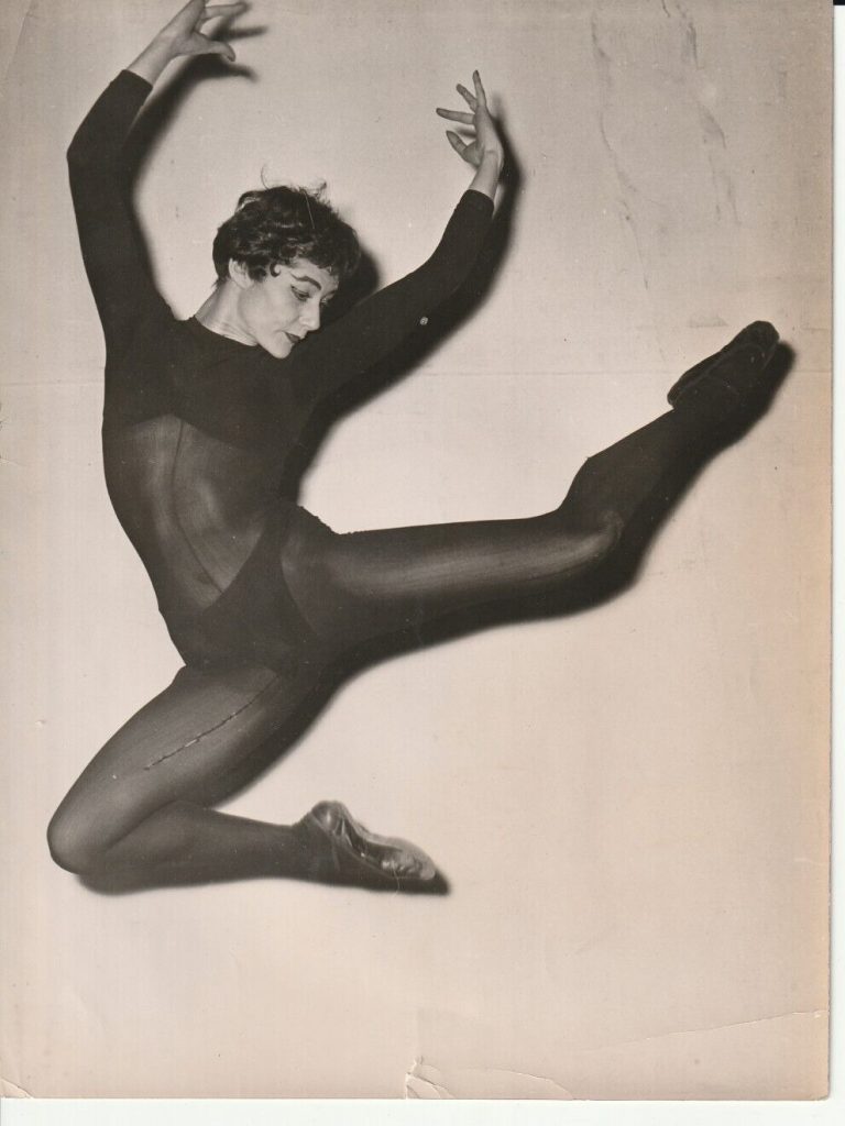 TIRAGE PHOTO argentique 1960' FEMME DANSEUSE DE CABARET EN COLLANT 18X24cm