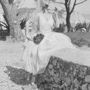 Tirage photo argentique FEMME EN ROBE DE MARIEE 1910 format 30X40cm