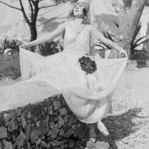 Tirage photo argentique FEMME EN ROBE DE MARIEE 1910 format 30X40cm