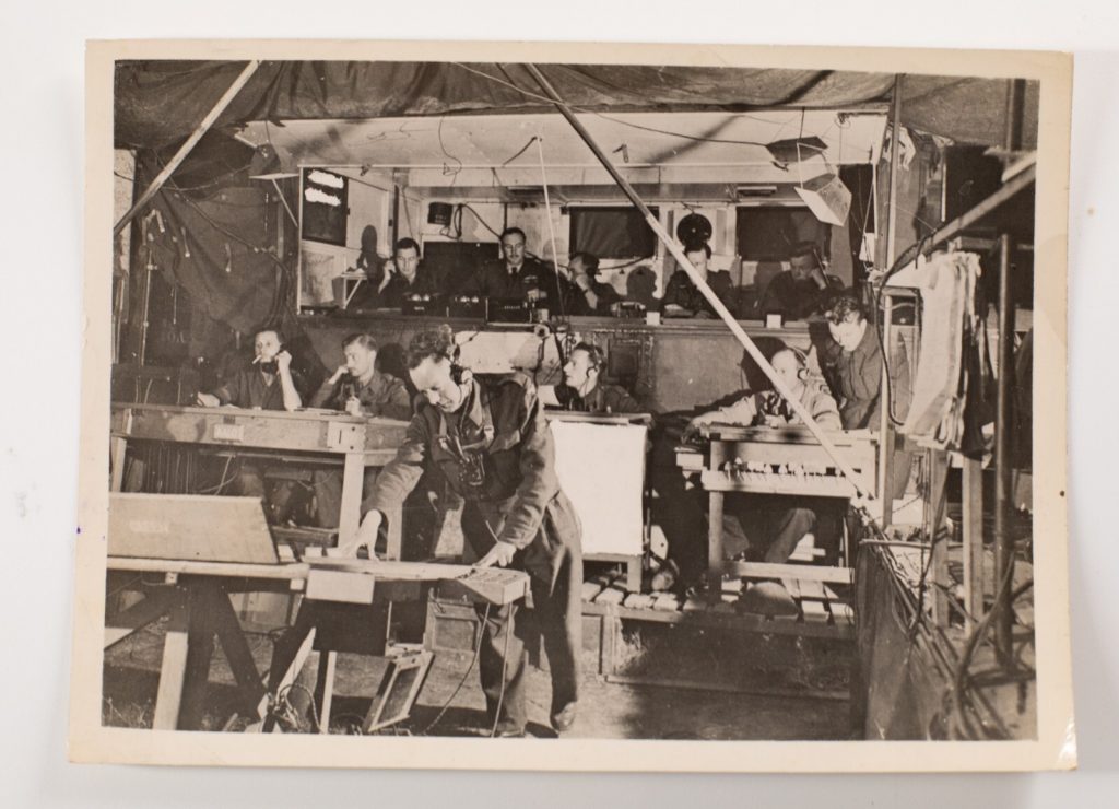 PHOTO OFFICIEL BRITANIQUE DE PRESSE MILITARIA 1945 15X21cm Normandie controle