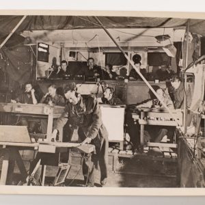 PHOTO OFFICIEL BRITANIQUE DE PRESSE MILITARIA 1945 15X21cm Normandie controle