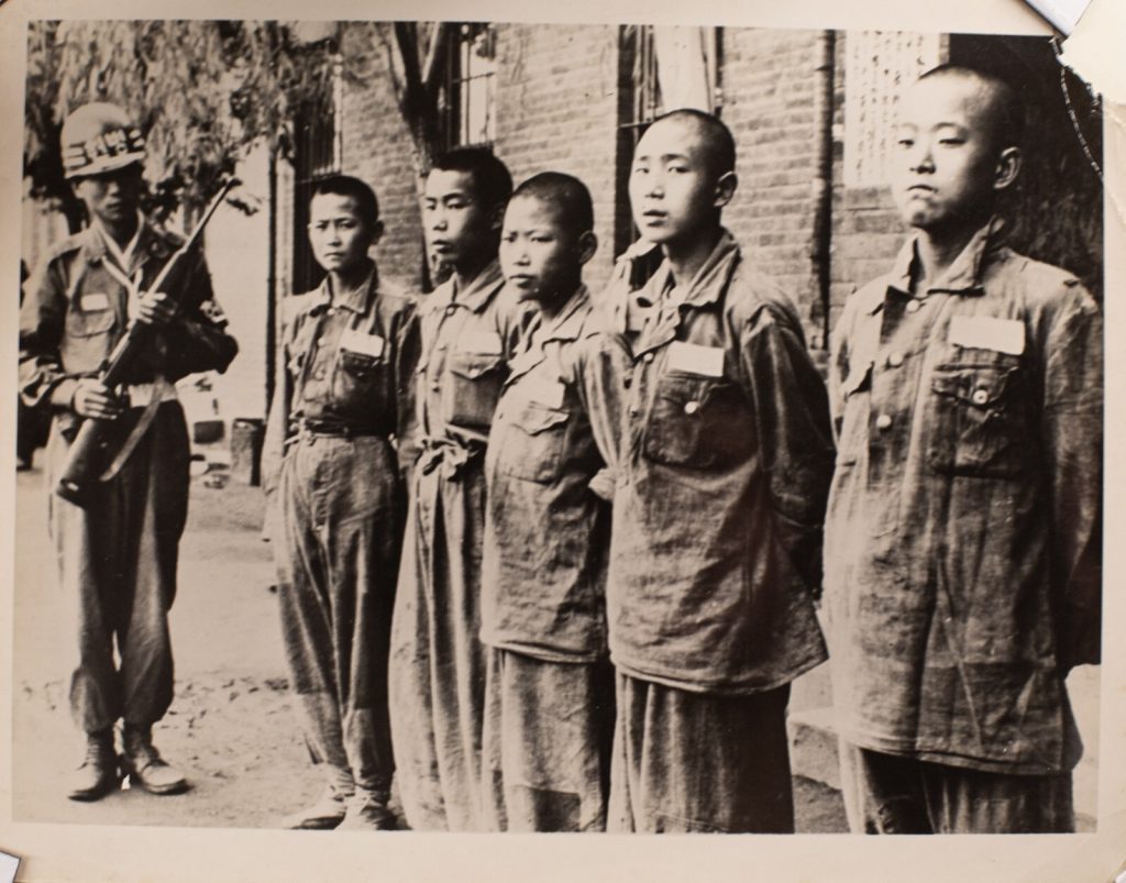 PHOTO DE PRESSE argentique MILITAIRE PRISONNIER DE GUERRE DE COREE 1950 21X25CM