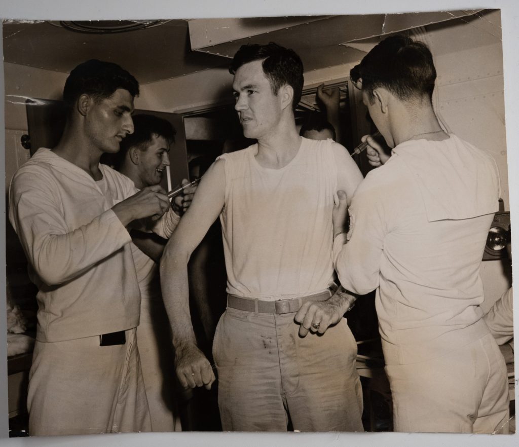 PHOTO Marines américain se fait vacciné. Militaire 18X22cm 1950