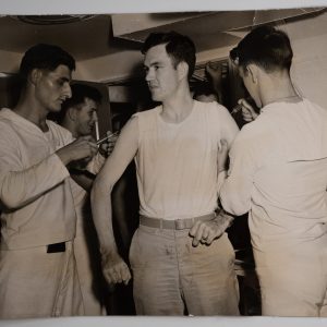 PHOTO Marines américain se fait vacciné. Militaire	18X22cm 1950