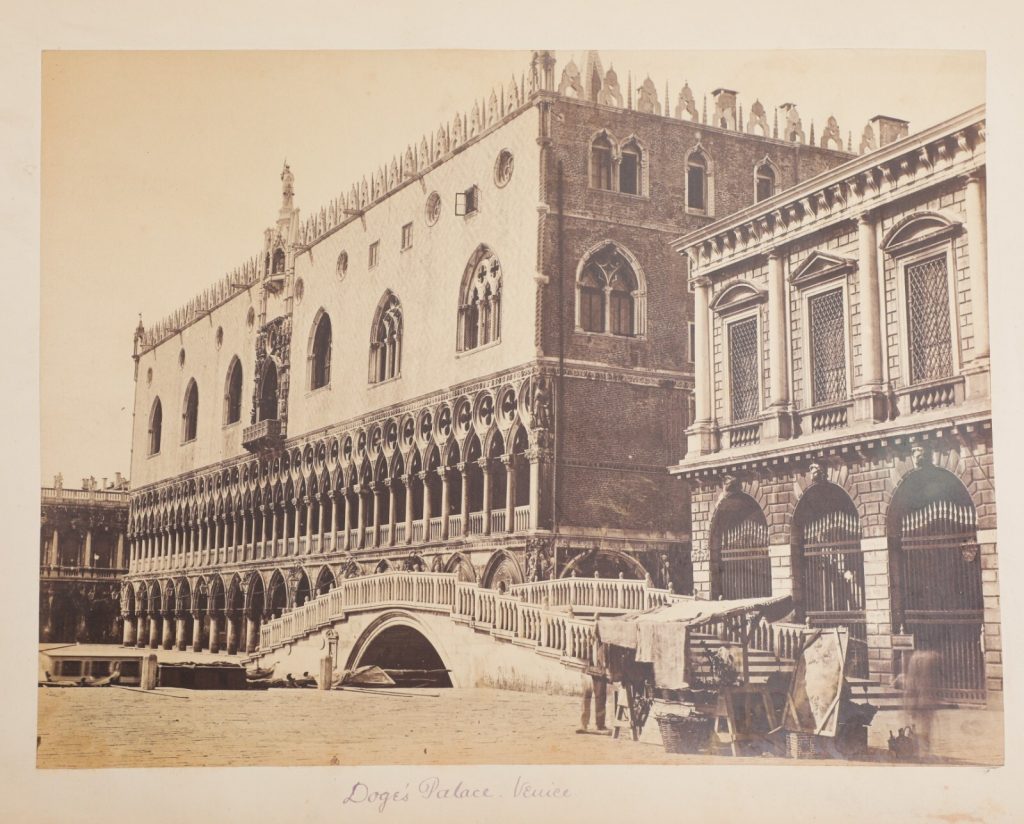 PHOTO-1870 ITALIE VENISE Palais des Doges-Papier albumine collé sur carton 26x34