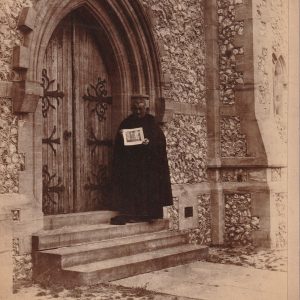 TIRAGE PHOTO	ALBUMINE 1880 PRETRE DEVANT UN PORCHE D'EGLISE ANGLETERRE 12X17cm