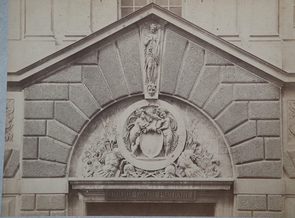 photo Albumine	France	Porte du musée Carnavalet Paris	21X28cm	1880